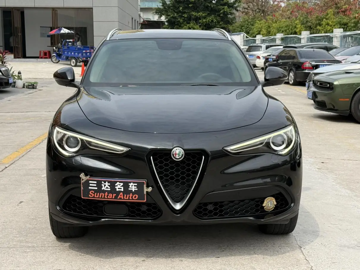 Alfa Romeo Stelvio 2.0T 200HP Deluxe Edition
