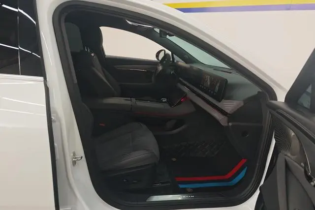 VOYAH Lantu chasing light PHEV Ultra-long battery life, four-wheel drive executive edition