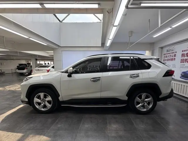 TOYOTA RAV4 Rongfang 2.0L CVT two-wheel drive fashion version