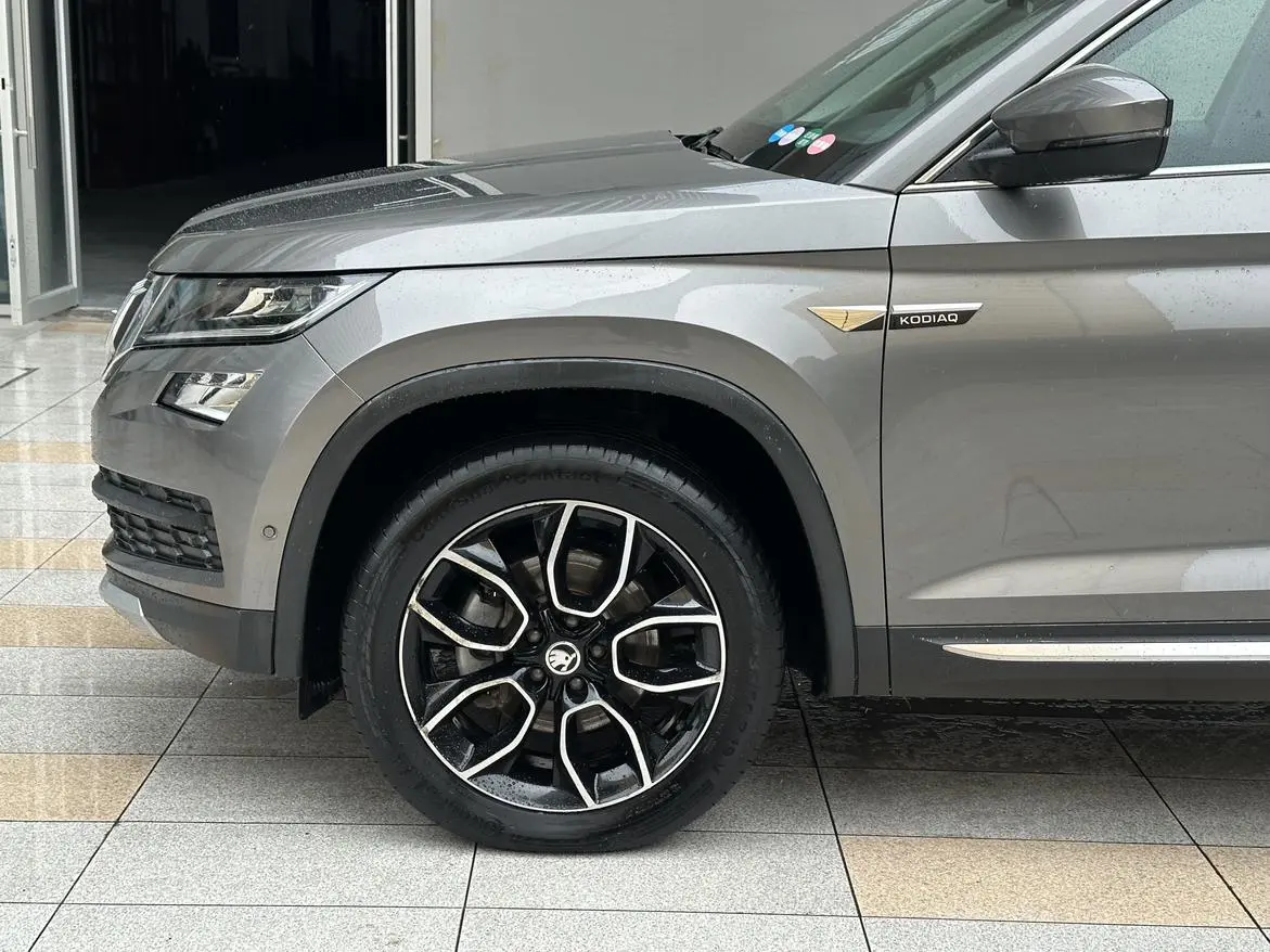 Skoda Kodiak Facelifted ZI330 7-seater two-wheel drive luxury premium edition Country VI