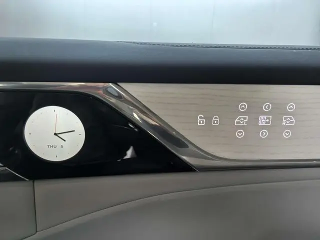 Volvo Volvo EM90 Ultra six seats