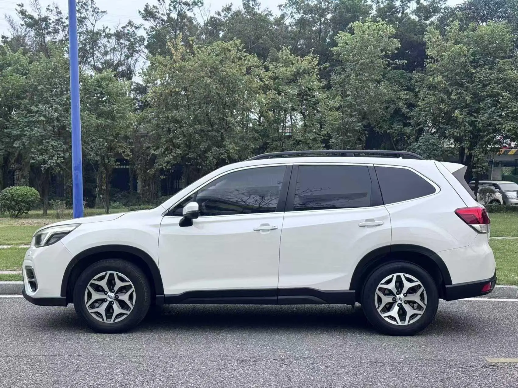 Subaru FORESTER Forester 2.0i Deluxe Edition