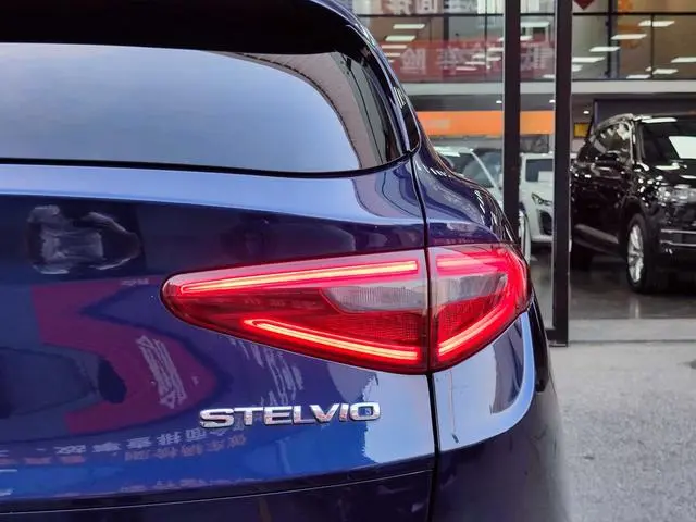 Alfa Romeo Stelvio 2.0T 200HP Deluxe Edition