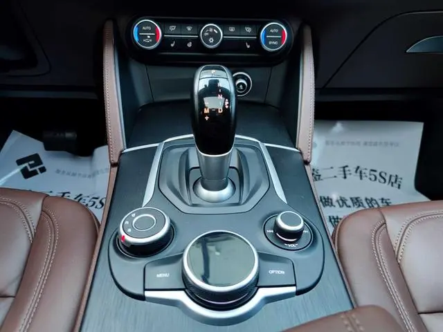 Alfa Romeo Stelvio 2.0T 200HP Deluxe Edition