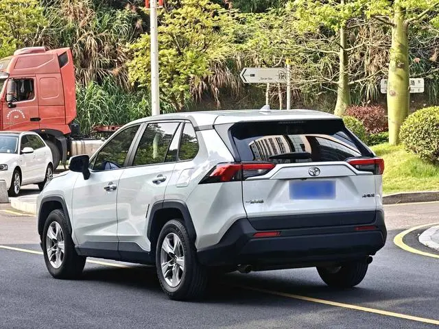 TOYOTA RAV4 Rongfang 2.0L CVT two-wheel drive fashion version
