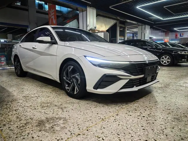 Hyundai Elantra 1.5L CVT LUX Premium Edition