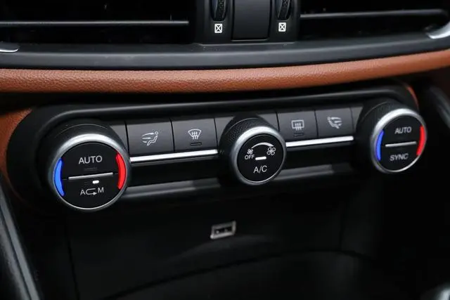 Alfa Romeo Giulia 2.0T 200HP Deluxe Edition