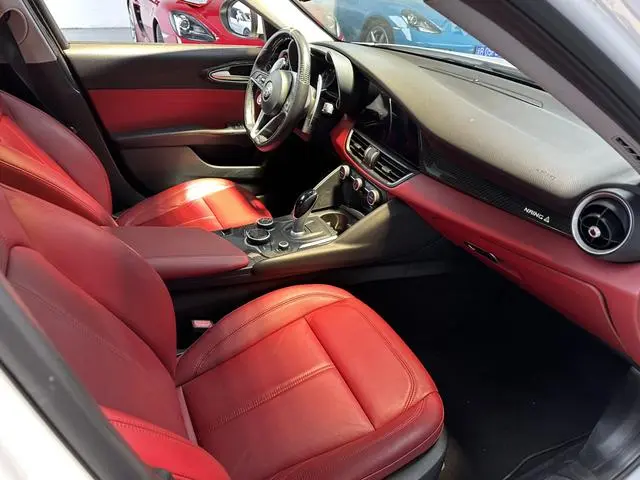 Alfa Romeo Giulia 2.0T 200HP Deluxe Edition