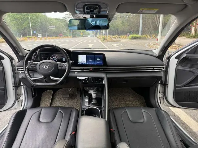 Hyundai Elantra 1.5L CVT LUX Premium Edition