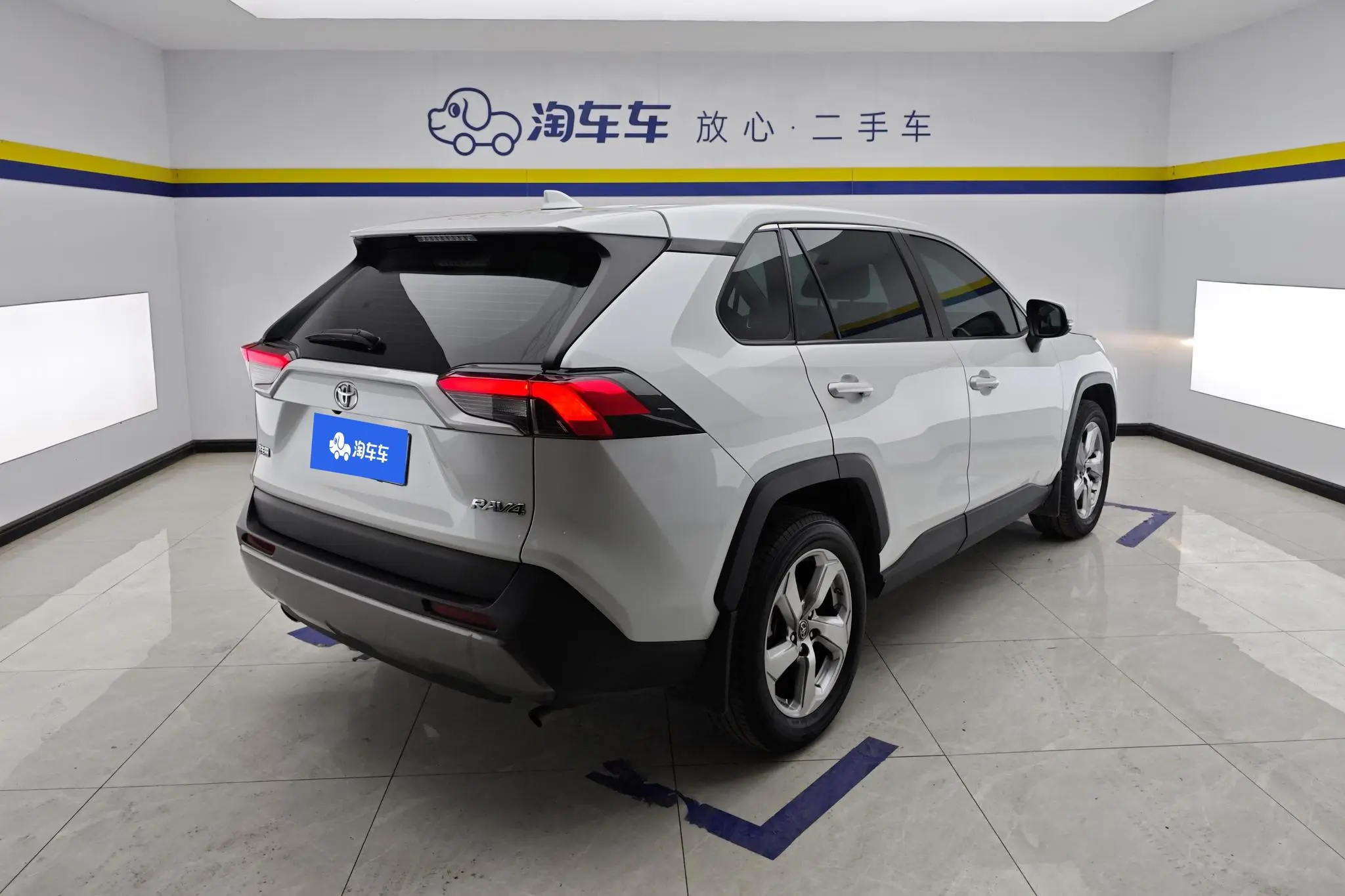 TOYOTA RAV4 Rongfang 2.0L CVT two-wheel drive fashion Plus version