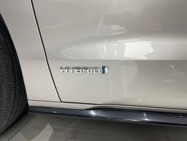 TOYOTA Saina 2.5L Hybrid Extreme Edition
