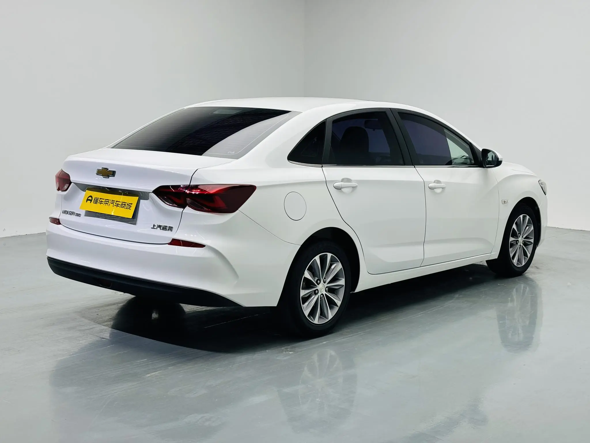 Chevrolet Cruze 320 automatic Enjoy Skylight version