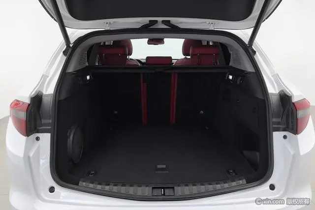 Alfa Romeo Stelvio 2.0T 200HP Deluxe Edition