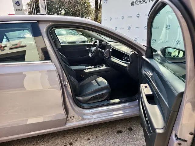 Volkswagen Passat Pro 380TSI Dragon Edition