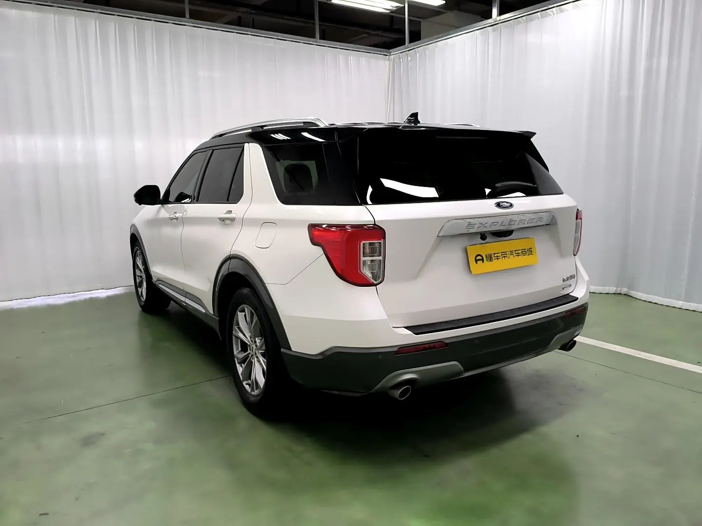 Ford Explorer EcoBoost 285 rear drive fashion version 6 seats