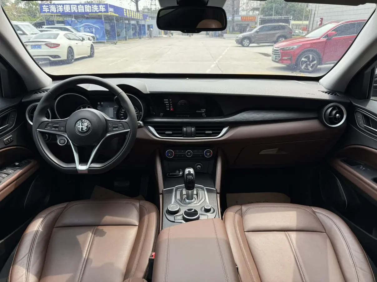 Alfa Romeo Stelvio 2.0T 200HP Deluxe Edition