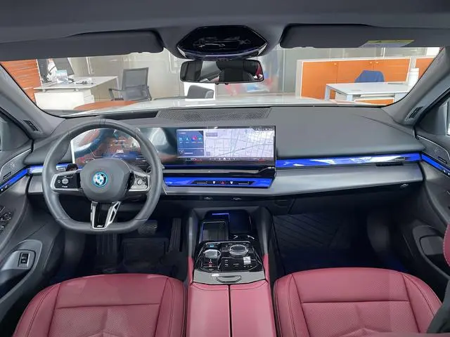 BMW BMW i5 eDrive40L M sports suit