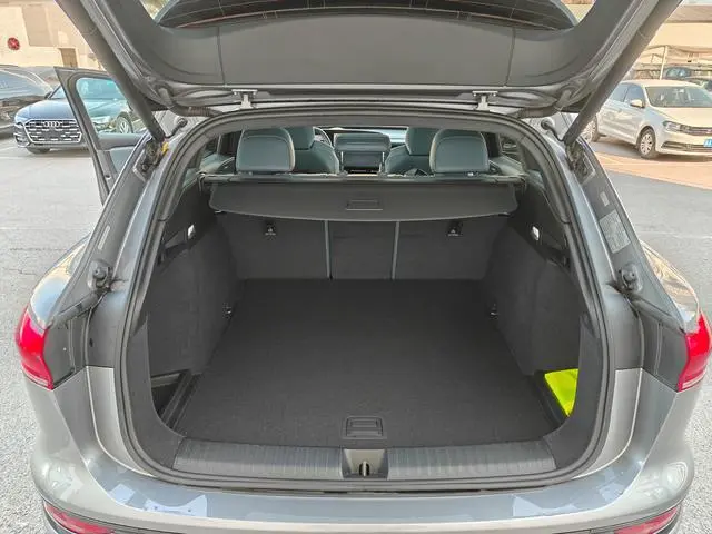 Audi Audi Q6L e-tron First pilot version