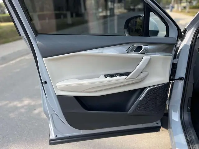LYNK & CO Lynk & Co. 06 EM-P PHEV Remix Pro