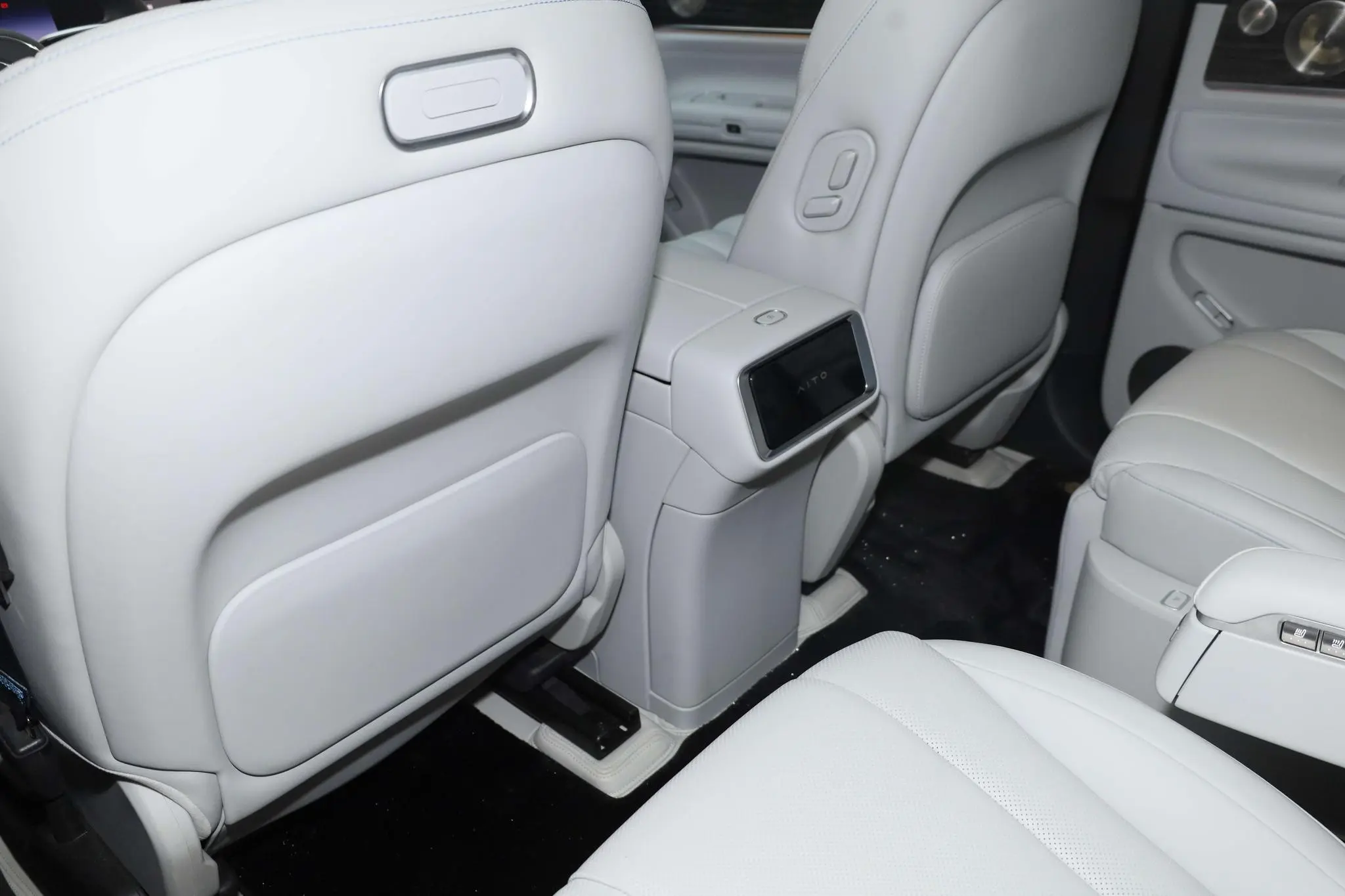 AITO Ask the world M9 Extended range Ultra six-seater version