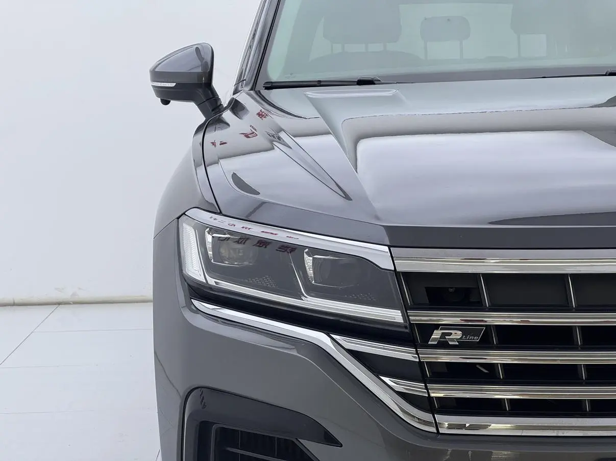 Volkswagen Touareg 3.0 TSI Sharp Front Version Country V