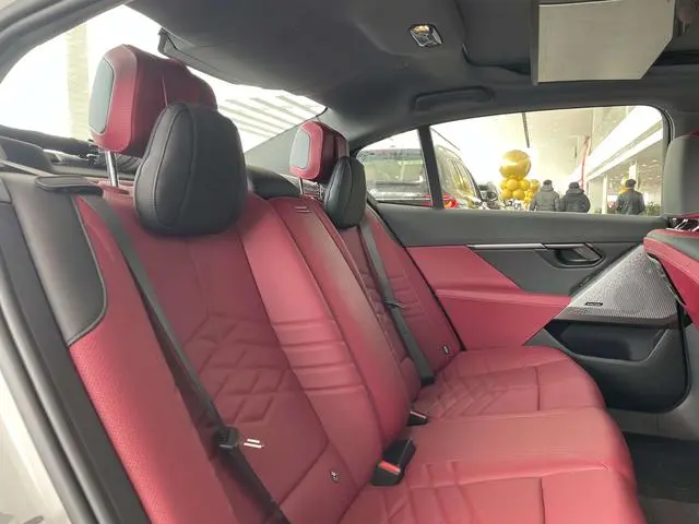 BMW BMW i5 eDrive40L M sports suit