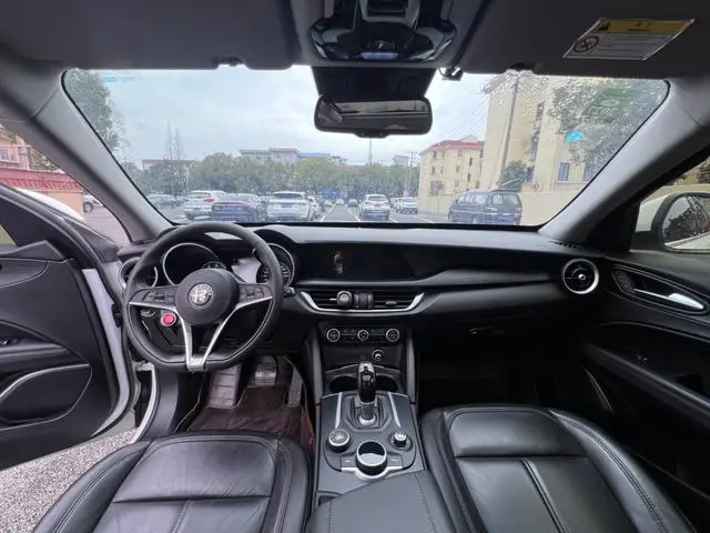 Alfa Romeo Stelvio 2.0T 200HP Deluxe Edition