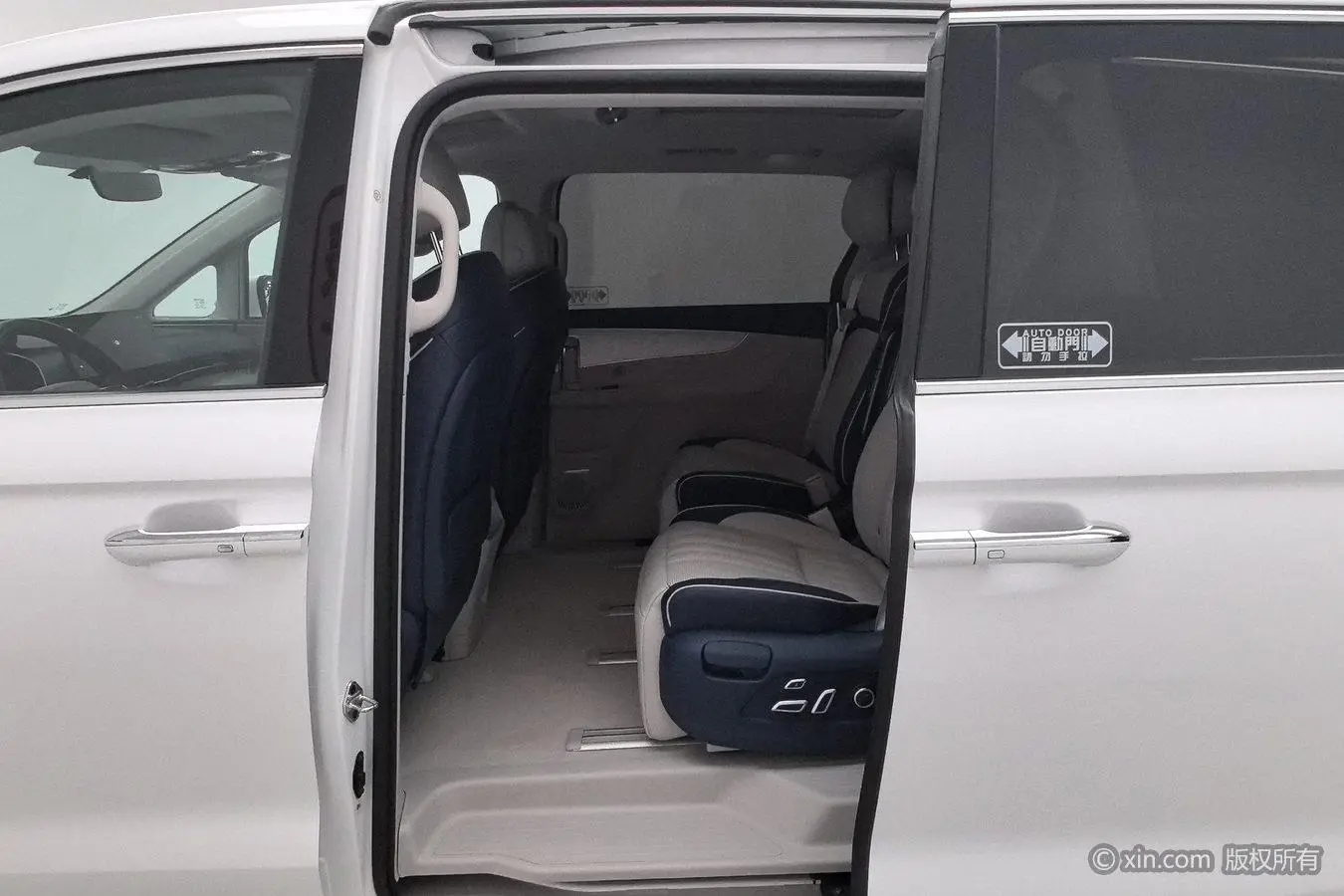 Roewe Roewe iMAX8 400TGI Reunion Edition
