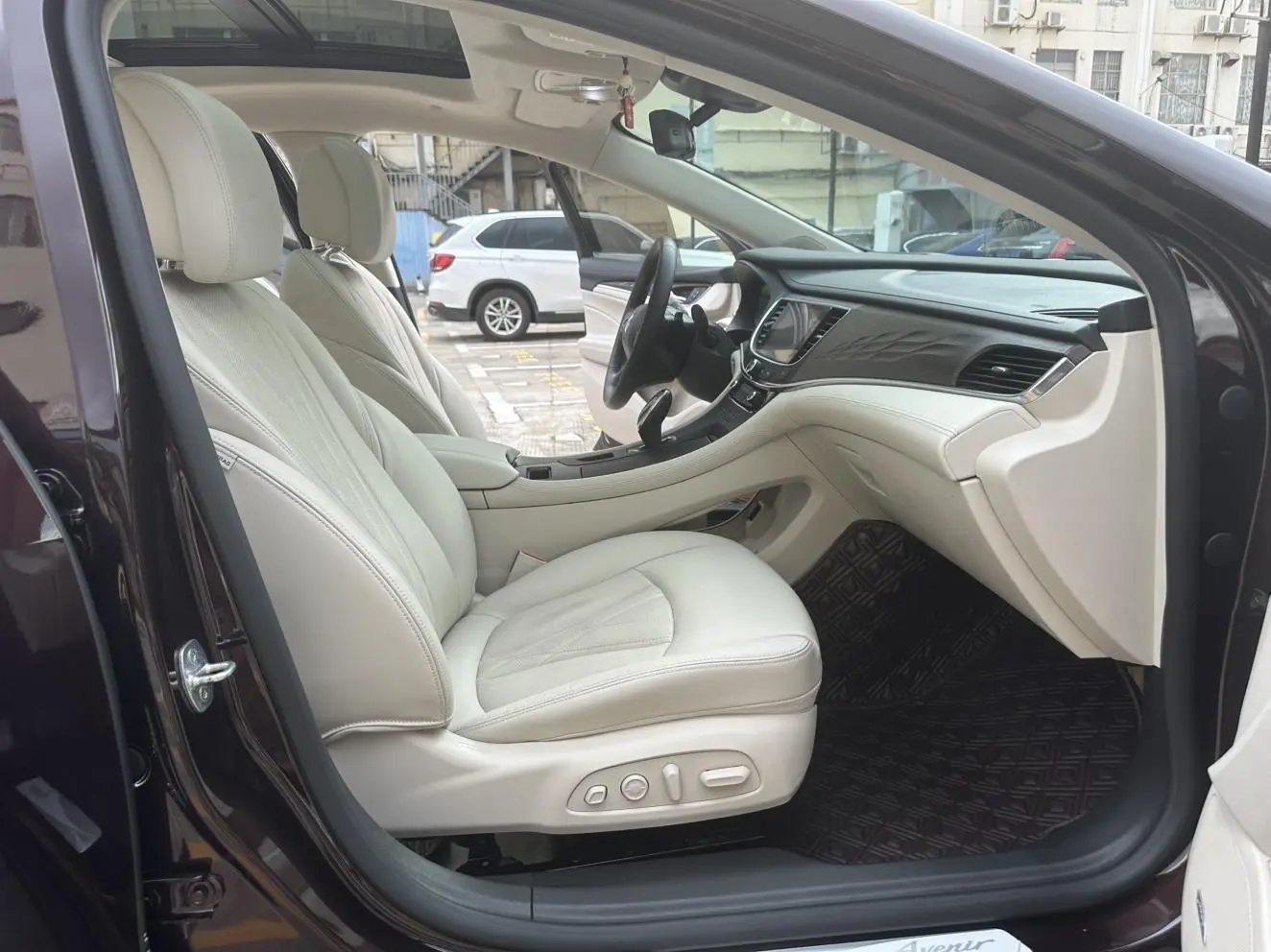 Buick Lacrosse Avenir Flagship