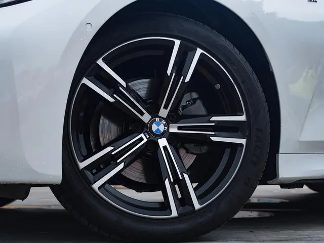 BMW BMW 3 Series Facelift 325i M sports suit