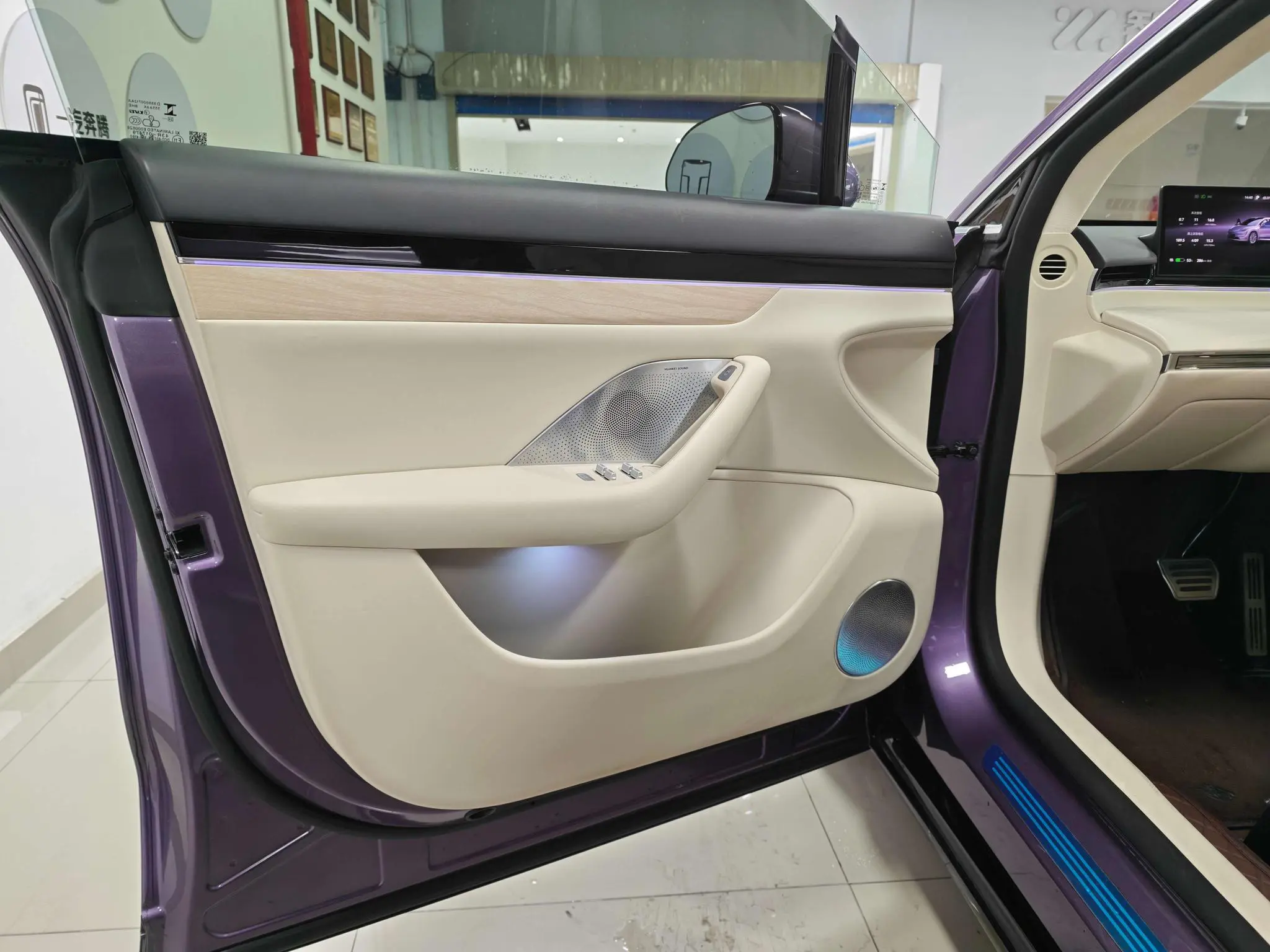 LUXEED Wisdom World R7 Pure electric 82kWh Max rear drive version