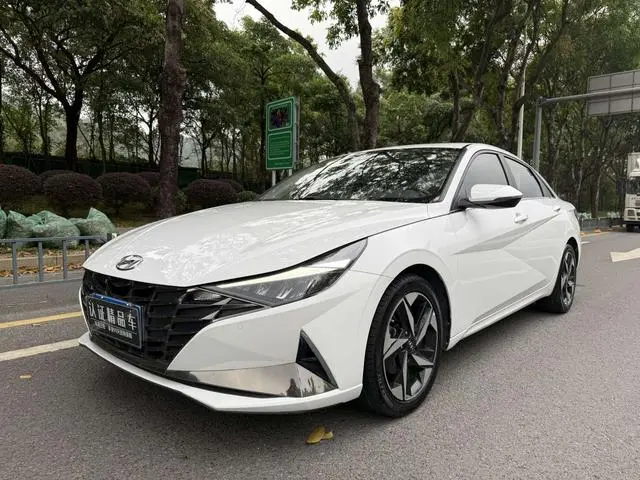Hyundai Elantra 1.5L CVT LUX Premium Edition