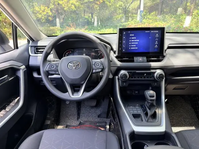 TOYOTA RAV4 Rongfang 2.0L CVT four-wheel drive fashion version