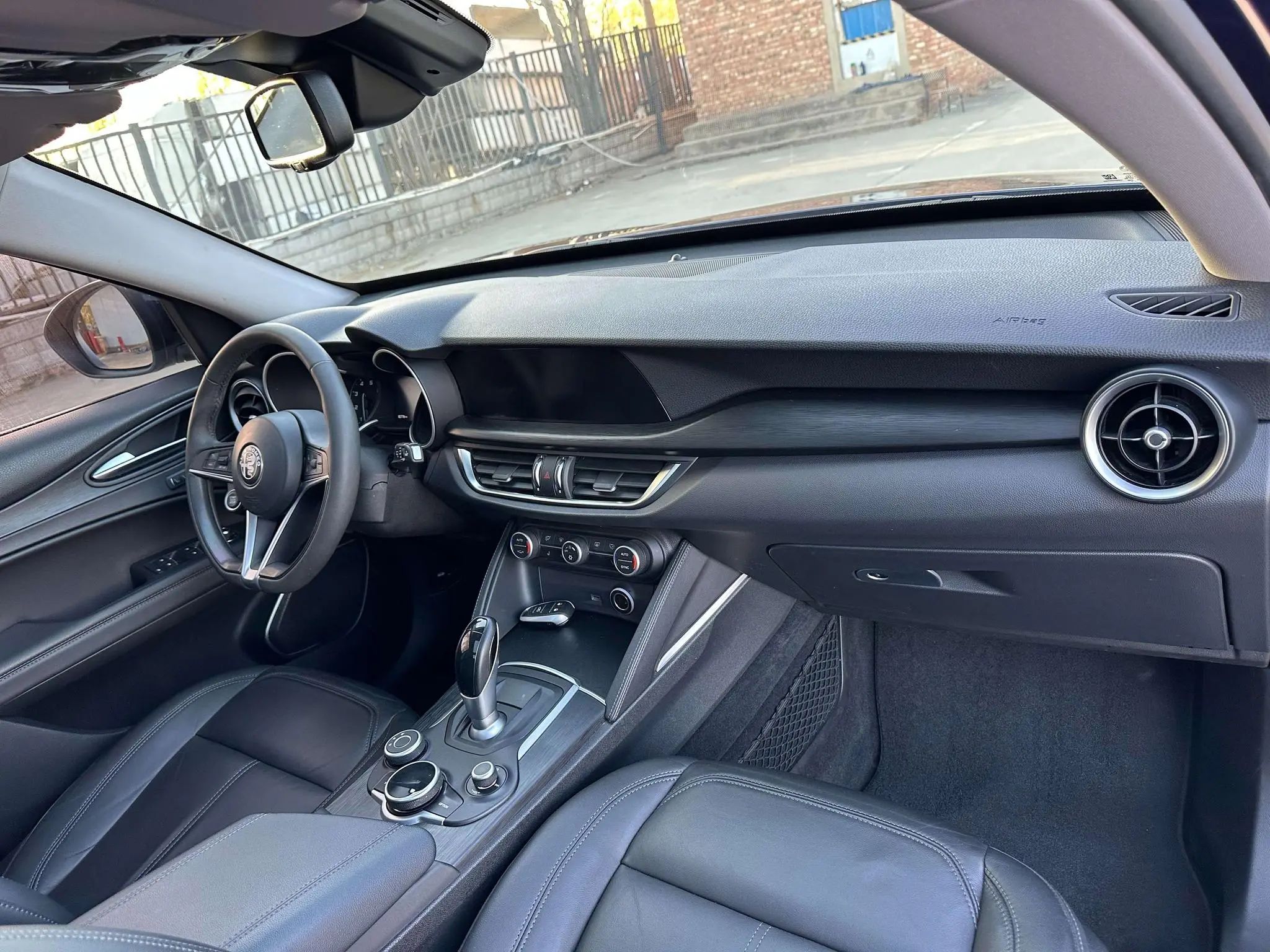 Alfa Romeo Stelvio 2.0T 200HP Deluxe Edition