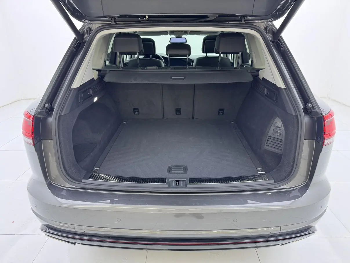 Volkswagen Touareg 3.0 TSI Sharp Front Version Country V