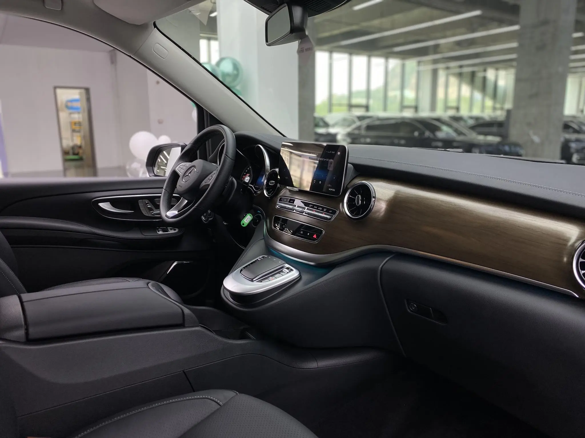 Mercedes-Benz Mercedes-Benz V-class V 260 L Long wheelbase Deluxe Edition