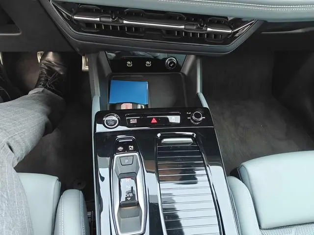 Audi Audi Q6L e-tron First pilot version