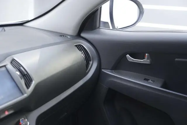 Kia Smart running 2.0L automatic two-wheel drive version GL