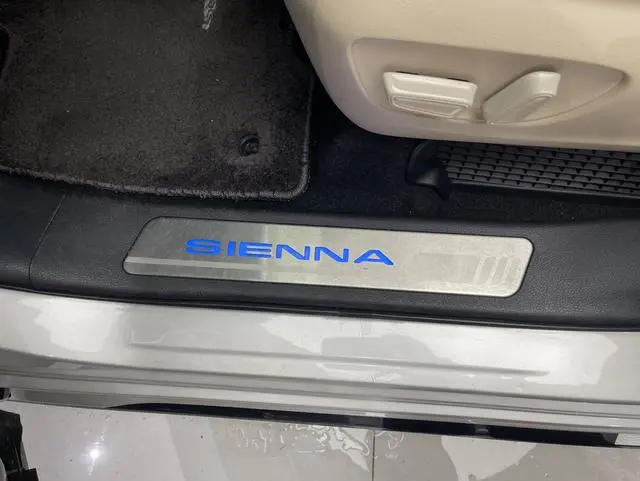 TOYOTA Saina 2.5L Hybrid Extreme Edition