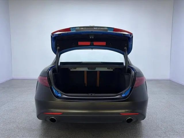 Alfa Romeo Giulia 2.0T 280HP Deluxe Edition