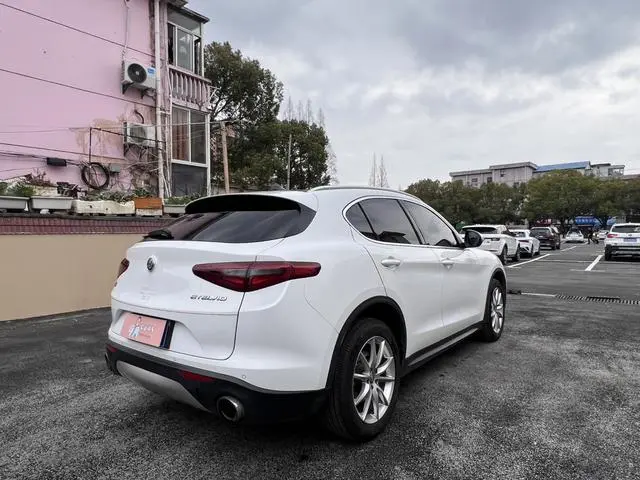 Alfa Romeo Stelvio 2.0T 200HP Deluxe Edition
