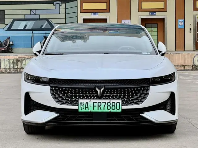 VOYAH Lantu chasing light PHEV Ultra-long battery life, four-wheel drive executive edition