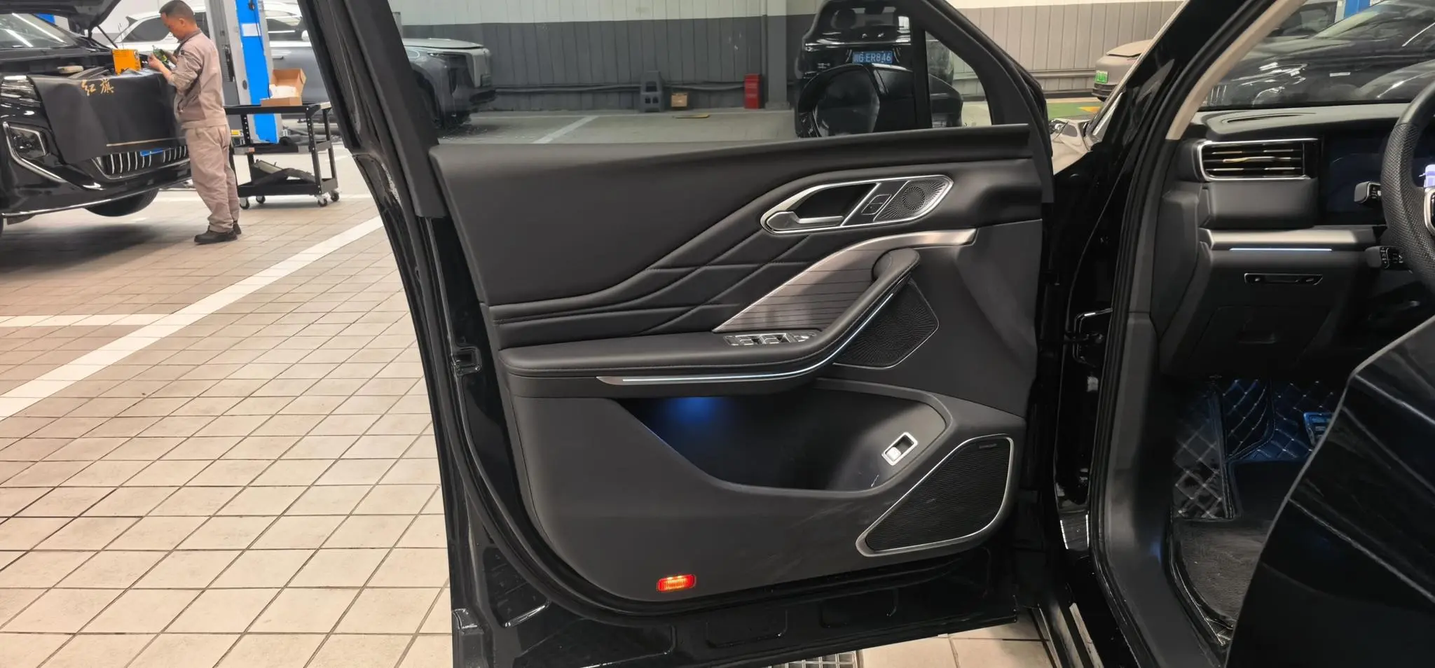 Hongqi Hongqi HS7 PHEV 2.0T four-wheel drive Qichang version 7 seats