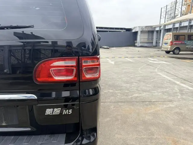 Dongfeng Fengxing Lingzhi M5L 1.6L luxury 7-seater