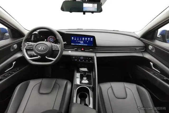Hyundai Elantra 1.5L CVT LUX Premium Edition