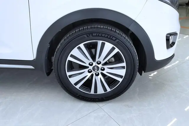 Kia Smart running 2.0L automatic two-wheel drive version DLX