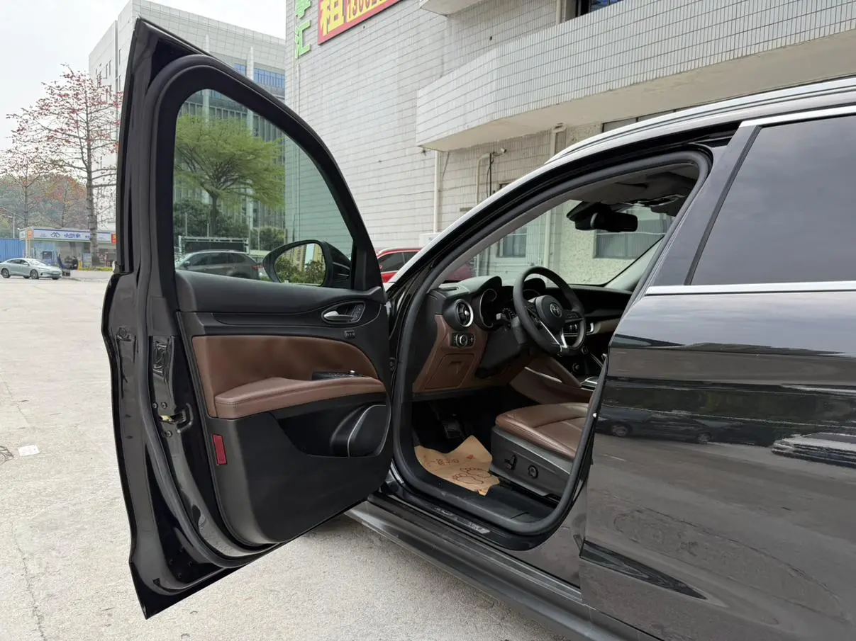 Alfa Romeo Stelvio 2.0T 200HP Deluxe Edition