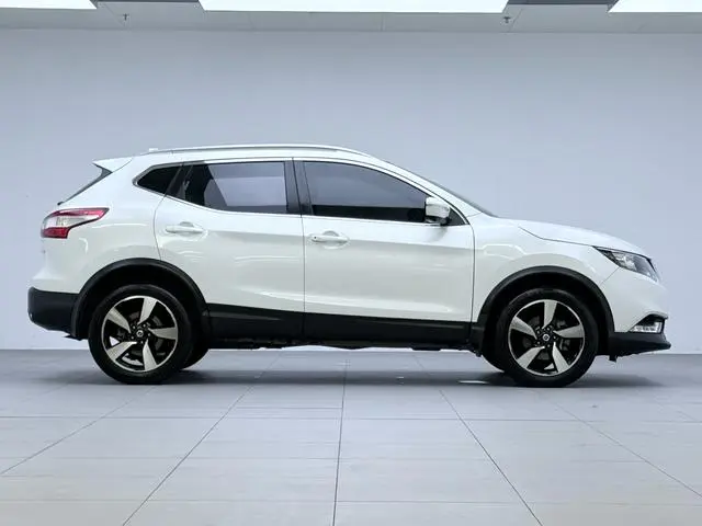 Nissan Qashqai 2.0L CVT Deluxe Edition Country V