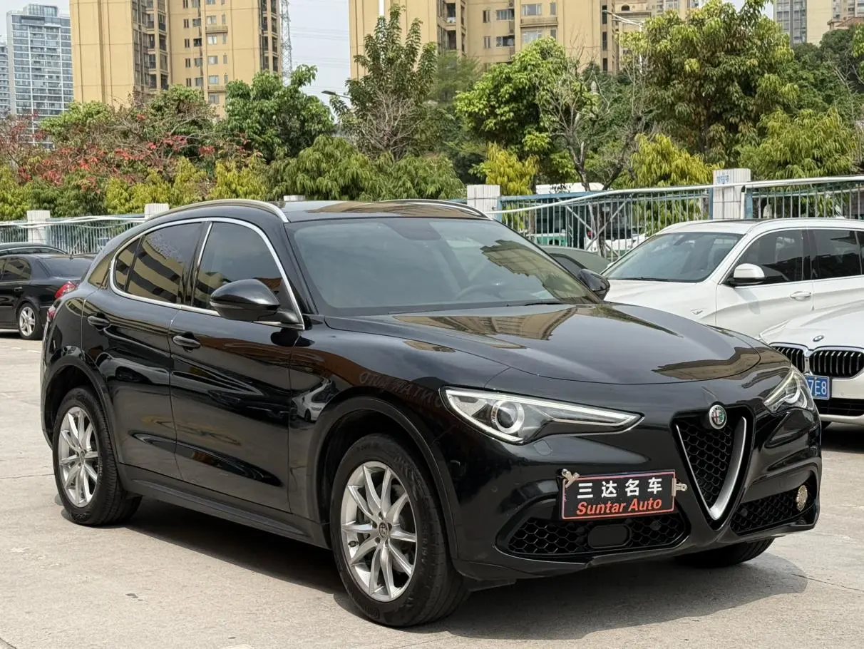 Alfa Romeo Stelvio 2.0T 200HP Deluxe Edition