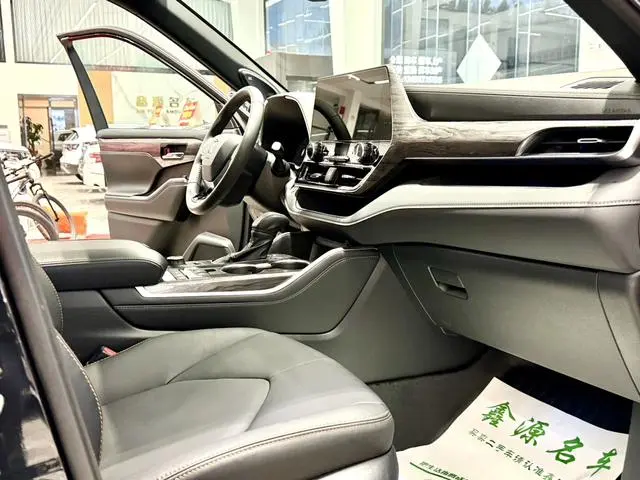 TOYOTA Crown Lufang 2.0T automatic four-wheel drive Jinyao version